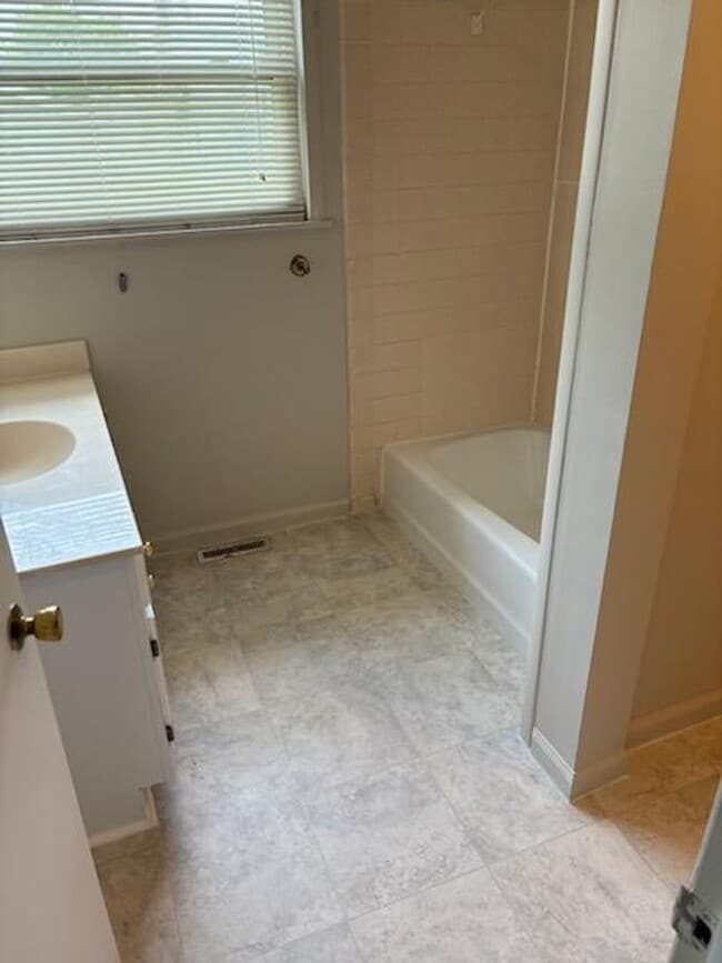 Building Photo - Newly Remodeled Studio