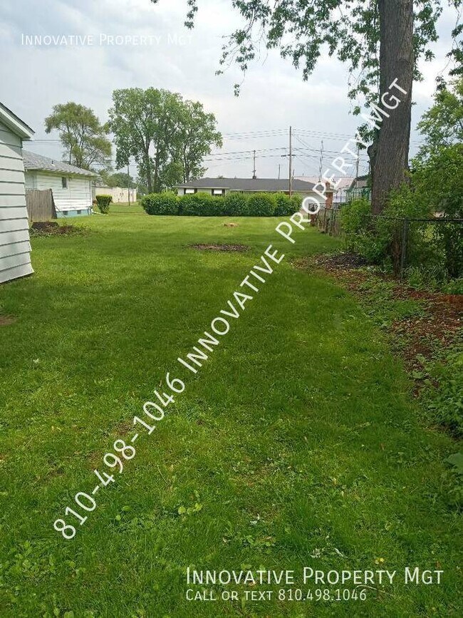 Building Photo - 3 bed, 1.5 baths and a 2 car garage! 150 d...