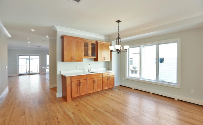 Building Photo - 463 Roff Ave