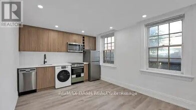 Building Photo - 917 St Clair Ave W