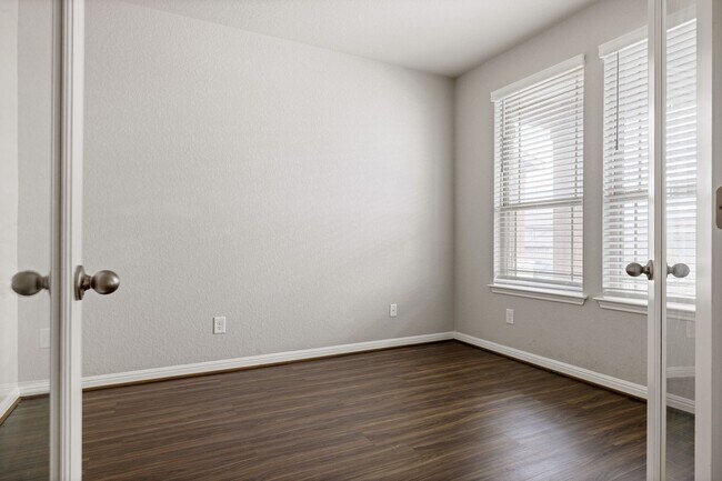 Photo - **4 Weeks Free!!!** Modern, Like-New Home ...