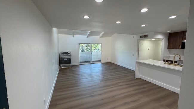 Foto del edificio - 10331 Lindley Ave
