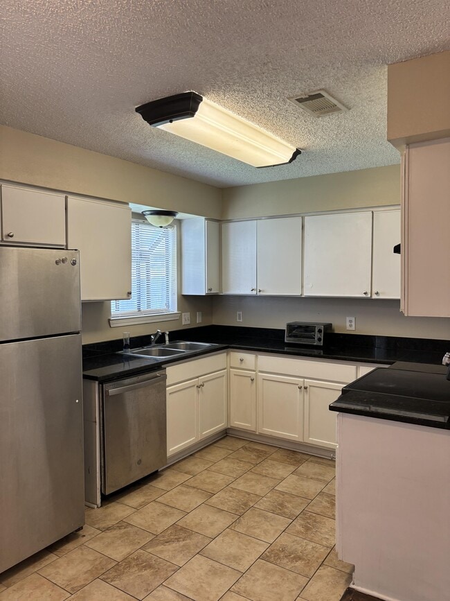Foto del edificio - 15550 Riverdale Ave E