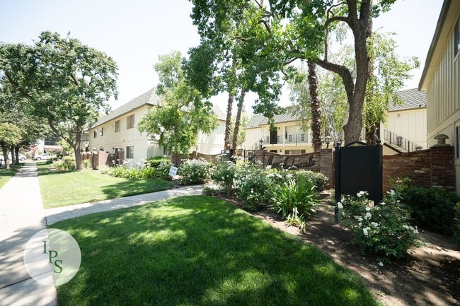 Building Photo - 5090 N Roosevelt Ave