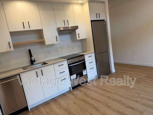 Photo du bâtiment - 660-660 Cawston Ave