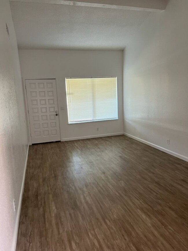 Building Photo - Duplex in Rancho Cordova