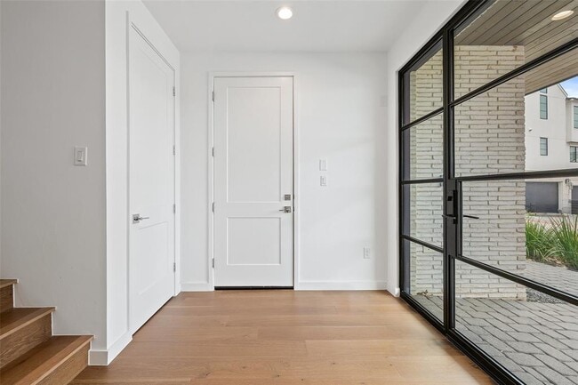 Building Photo - 705 Ariana Ct