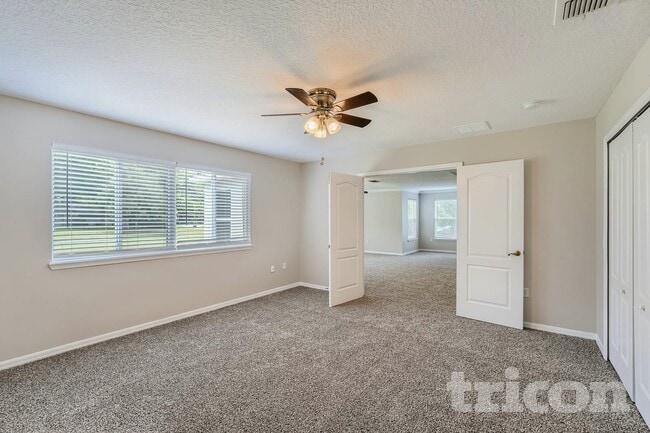 Foto del edificio - 3410 Starbird Dr