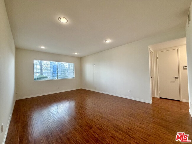 Building Photo - 1348 E Hillcrest Dr