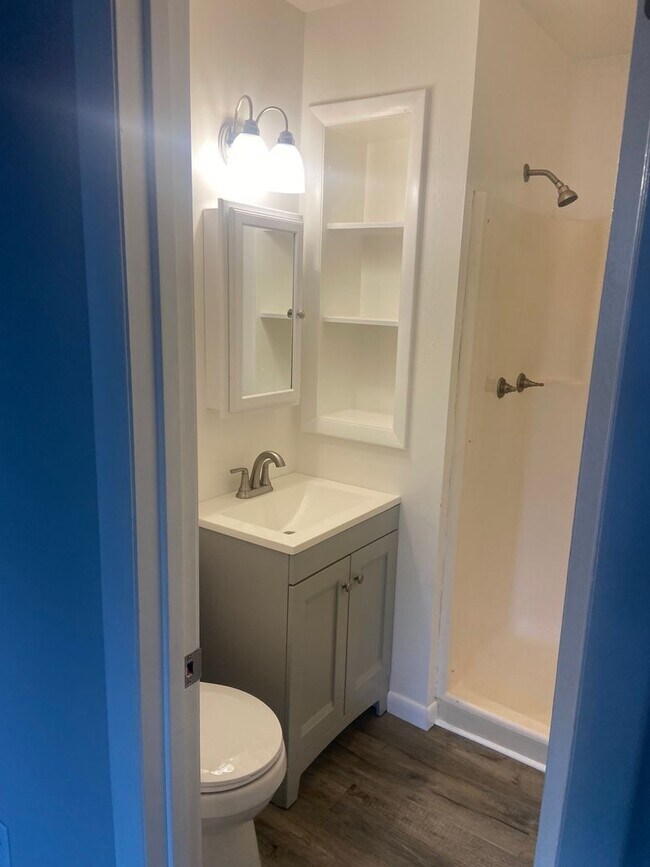 Building Photo - Spacious 3 bedroom townhouse