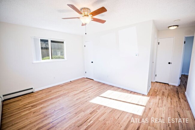 Building Photo - NEWLY REFRESHED CORNER UNIT - Beautiful 2b...