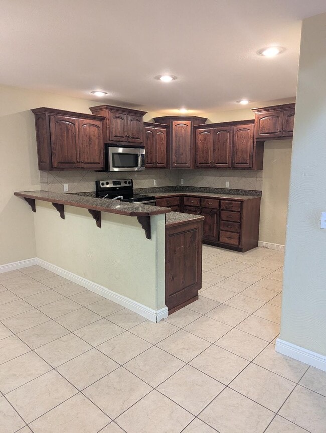 Building Photo - 530 Highlandville Rd