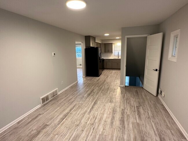 Building Photo - MODERN AND RENNOVATED HOME FOR RENT IN COL...