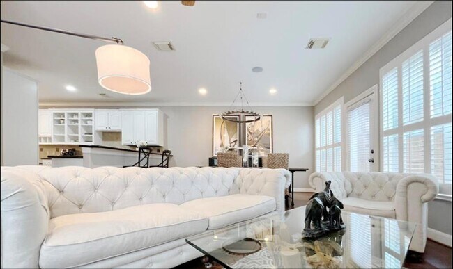 Building Photo - 621 Roy St