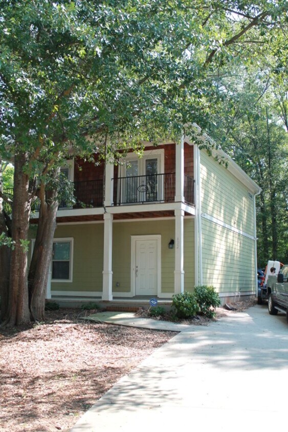 Primary Photo - Cute 4 Bedroom Near Downtown for Pre-Lease