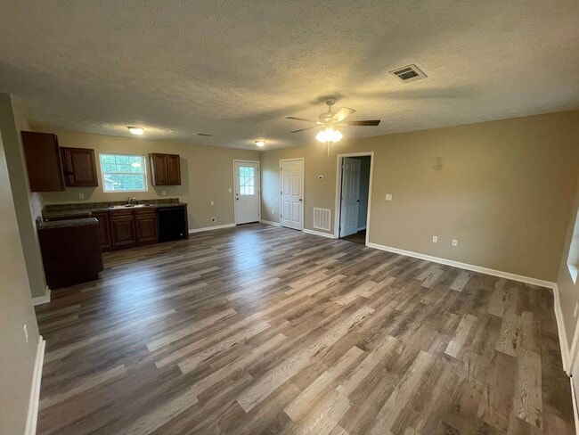 Foto del edificio - 3 bedroom 2 bath single family home in Whi...