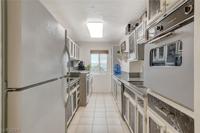 Building Photo - 725 N Royal Crest Cir