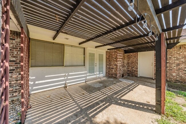 Building Photo - Welcome to this beautifully updated 4 bedr...