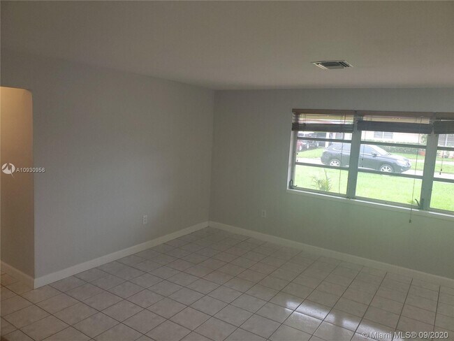 Foto del edificio - 8121 NW 12th St