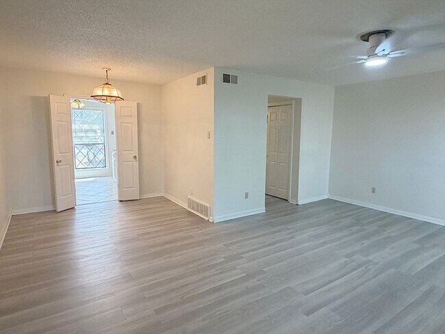 Foto del edificio - 6968 Wesley Ct