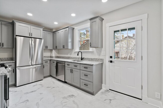 Foto del edificio - Exquisitely Renovated 3 Bedroom/ 2 Bath in Pittsburgh's East Side