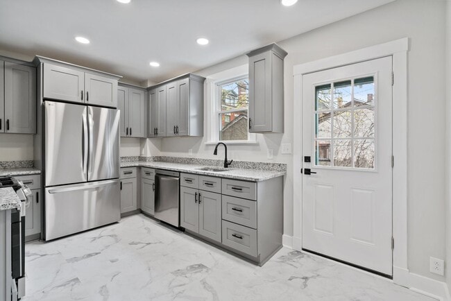 Building Photo - Newly Renovated 3BR + 2 Bath | Prime East End Location