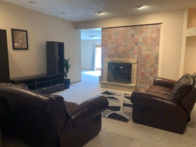 Casa espaciosa de 4 dormitorios y 3,5 baños disponible para alquiler - 4400 Twin Oaks Dr