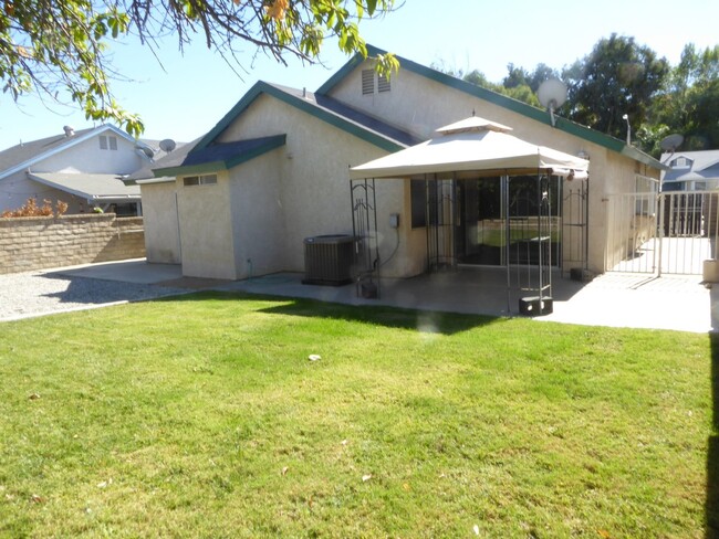 Building Photo - Single Story 2 Bedroom Home in Castaic!