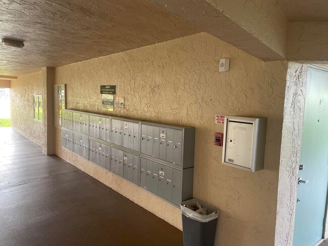 Foto del edificio - 400 Village Green Cir W