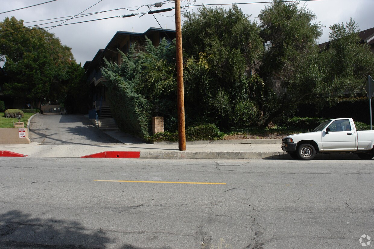 Primary Photo - 3221 Altura Ave