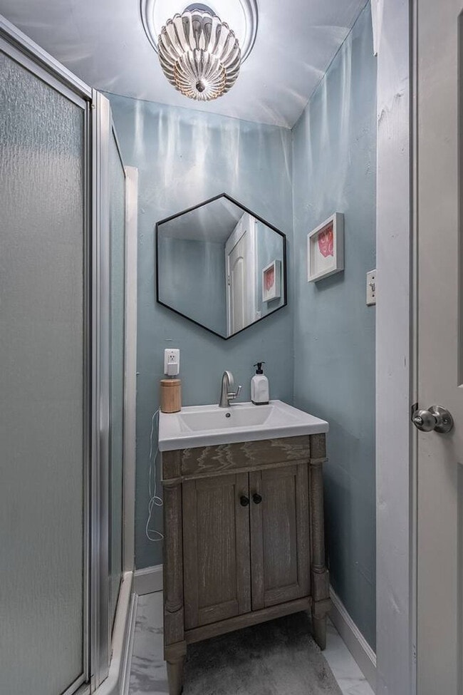 Foto del edificio - 5651 Ridge Ave