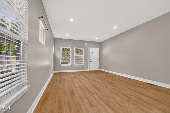 Building Photo - 623 W 39th St