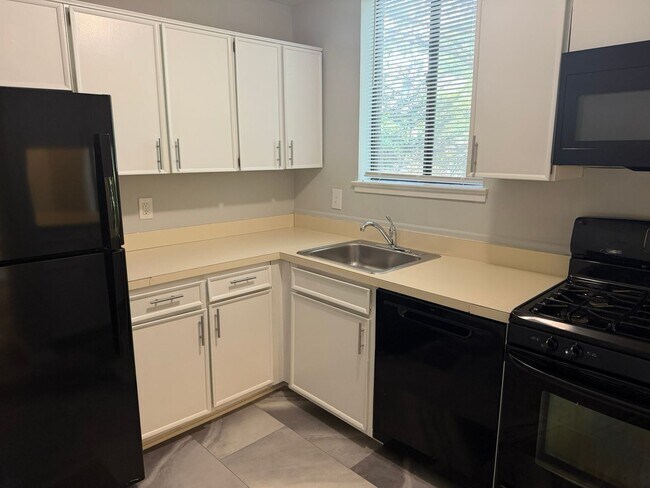 Foto del edificio - 8130 Inverness Ridge Rd