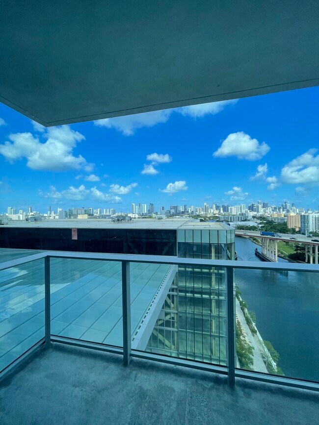 Foto del edificio - 1400 NW N River Dr