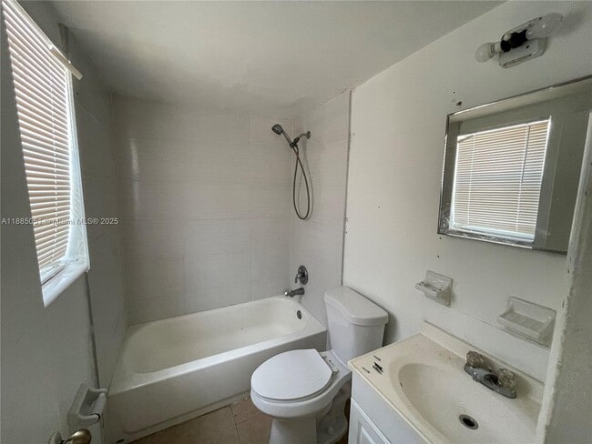 Building Photo - 801 N H St