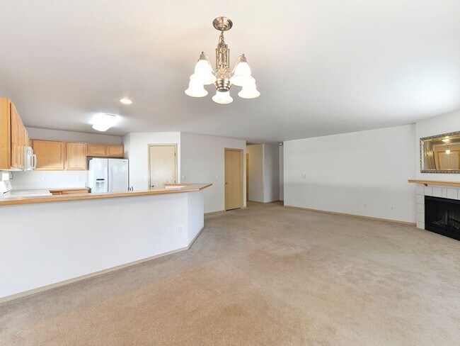 Building Photo - Application Pending - Lovely 3 Bed 2 Bath ...