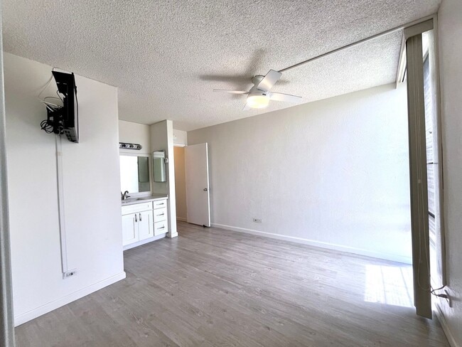 Building Photo - Stylish 2 Bed / 2 Bath Condo in Colonnade ...