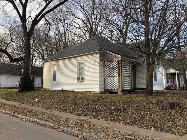 Building Photo - 2 bed/1 bath, 900 sq ft home!