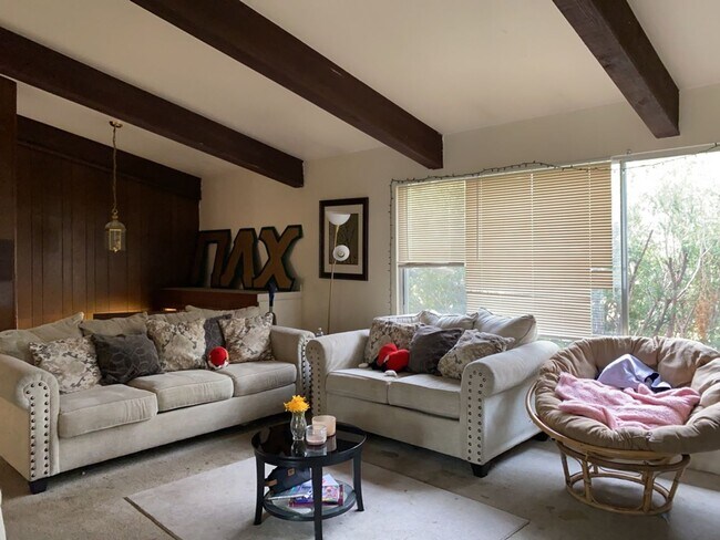 Foto del edificio - STUDENTS WELCOME! Sprawling 6 Bed / 3 Bath Home Near College and Drake