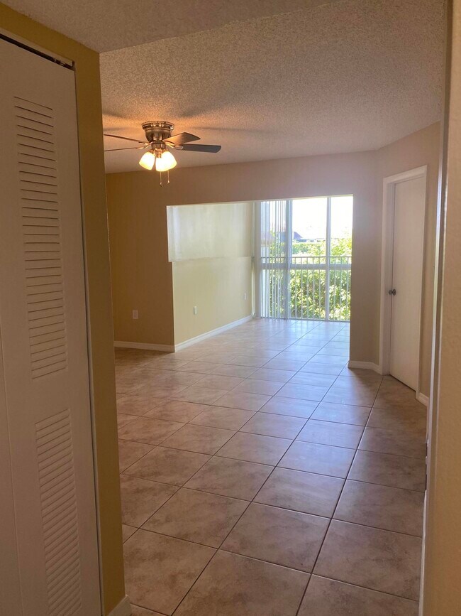 14205 Glenmoor Dr, West Palm Beach, FL 33409 Condo for Rent in West