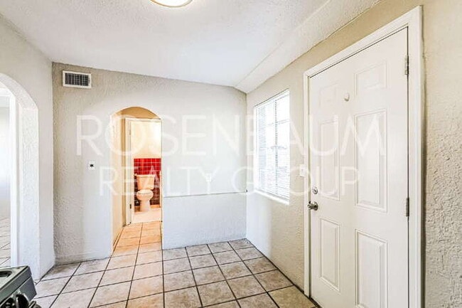 Building Photo - 302 W Flores St