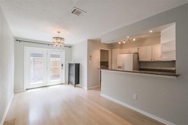 Building Photo - 2507 Bering Dr