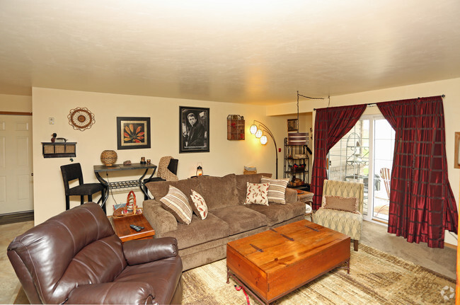 Living room - Golf View Estates