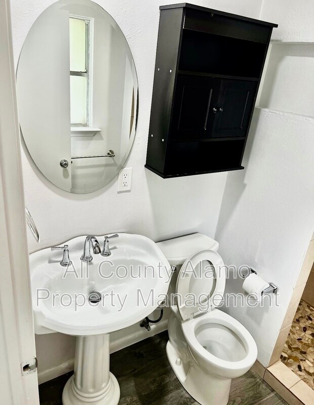 Foto del edificio - 4923 Creekmoor Dr