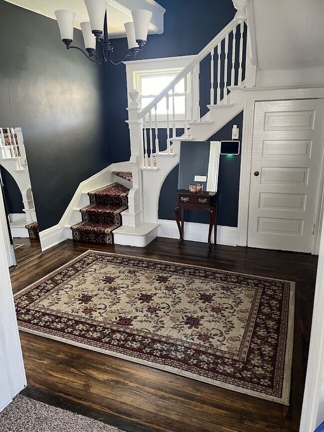 Foyer - 1008 Hancock St