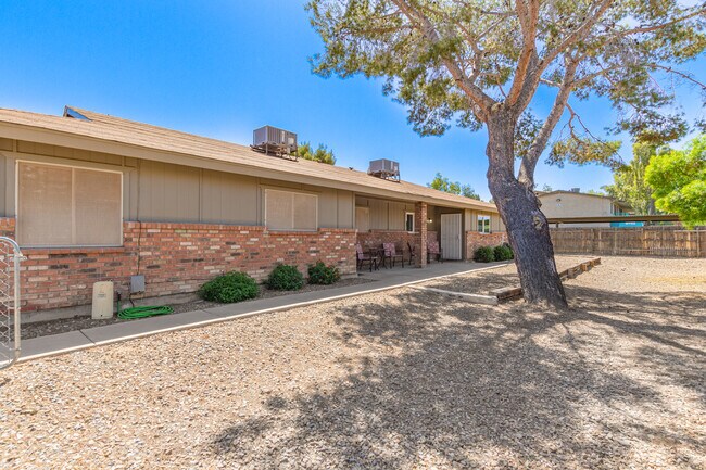 4-Plex - 2937 E Beck Ln