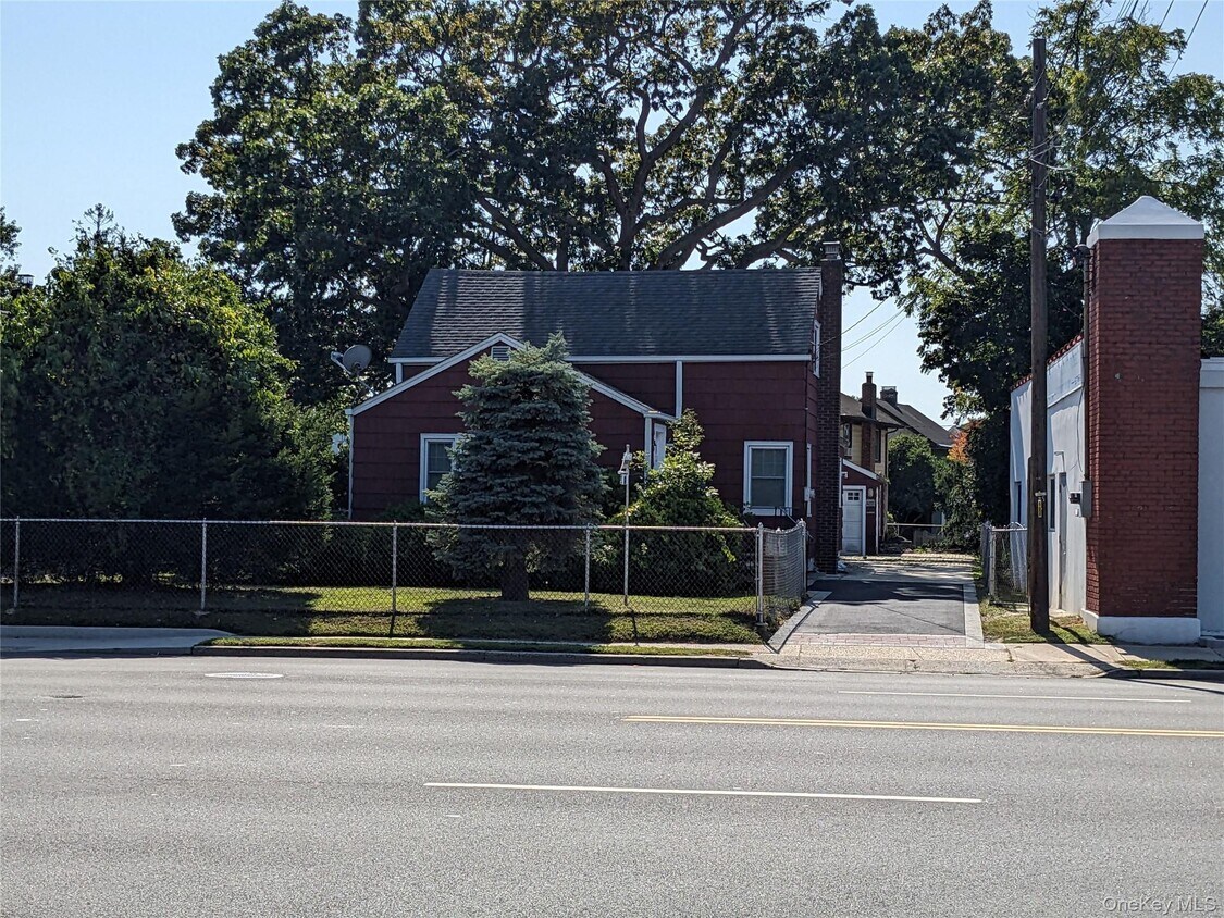 Primary Photo - 188 Little East Neck Rd
