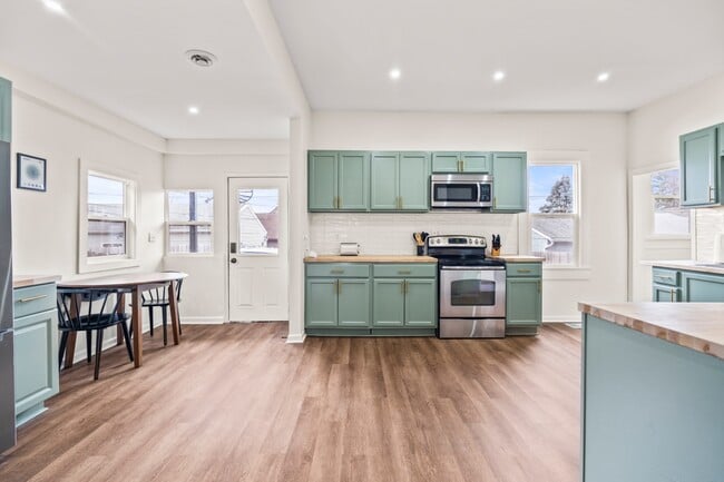 Building Photo - 941 E Raymond St