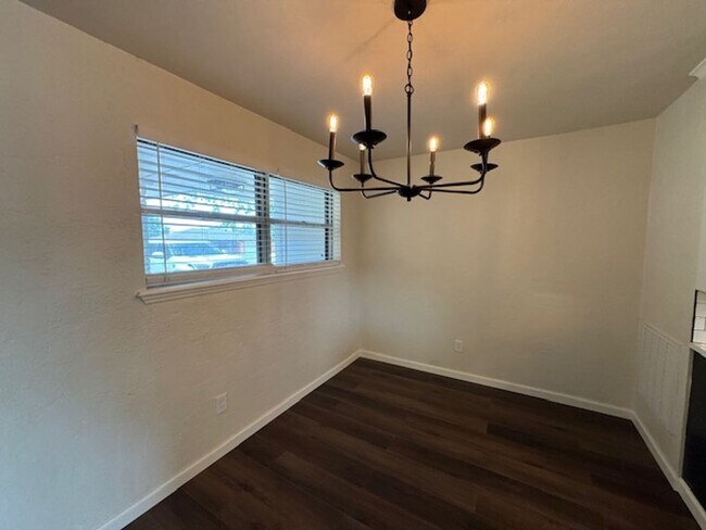 Foto del edificio - Stunning and trendy 3 bed 2 bath 2 car gar...