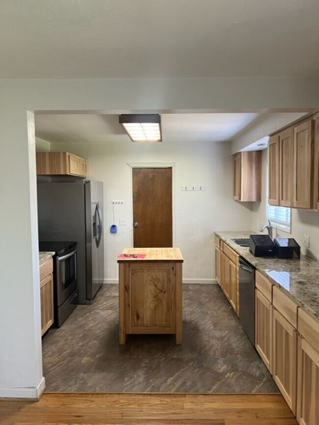Building Photo - DESIREABLE RANCH STYLE HOME